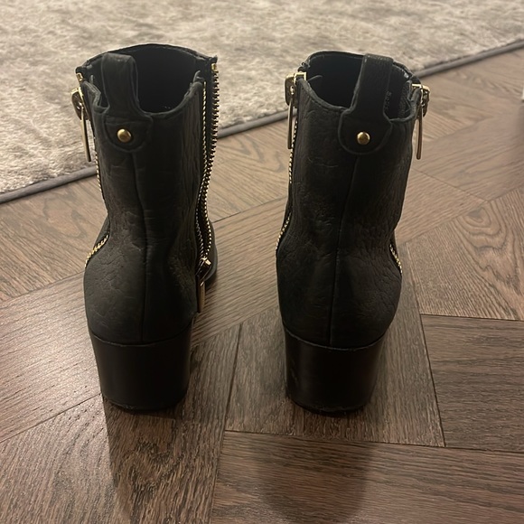 Vince Camuto size 7 black leather boots with gold double zipper - Picture 4 of 5